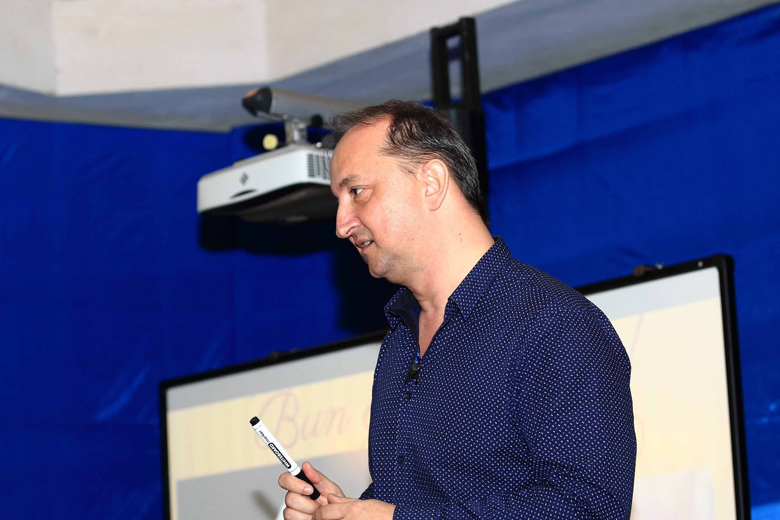 Cum folosim tabla interactivă curs pentru folosirea Tablei interactive Cum folosim tabla interactivă trainer Calin Mateian