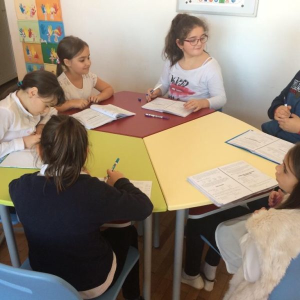 Masa modulară dublă reglabilă MATTE CREATIV- grup de 6 elevi